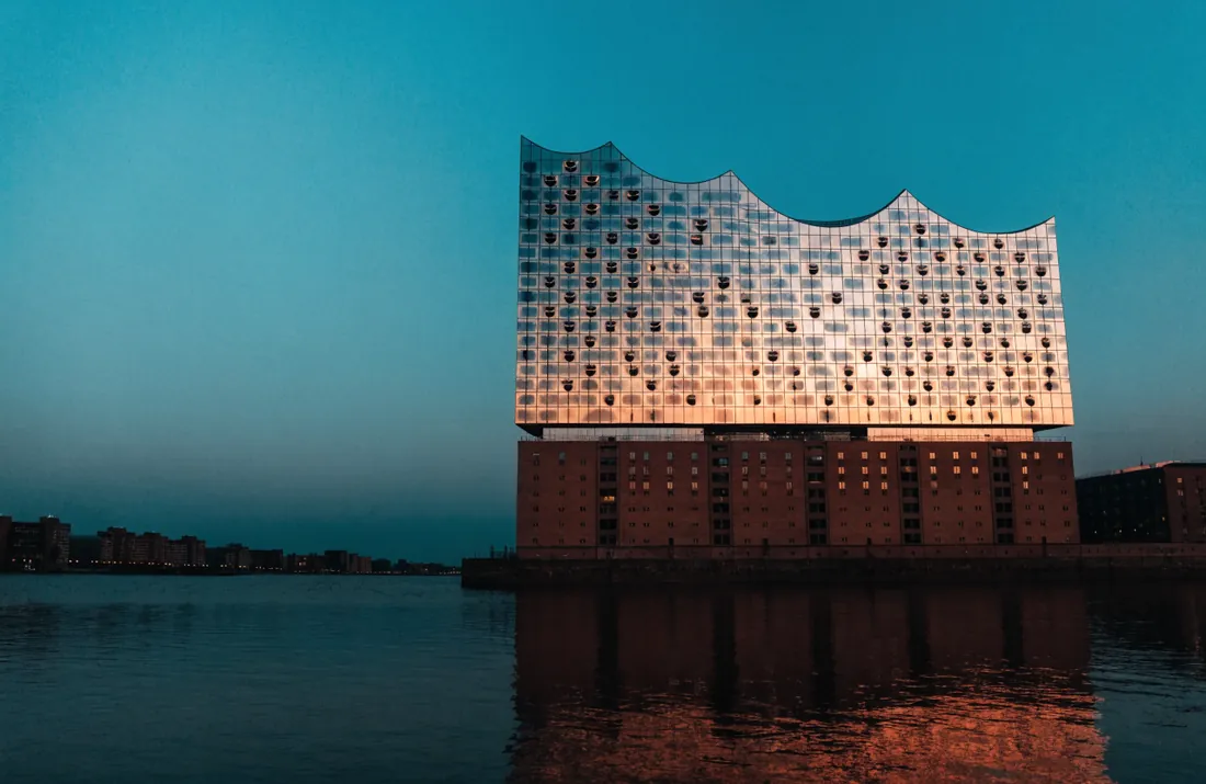 Hamburg — Elbphilharmonie im Abendlicht