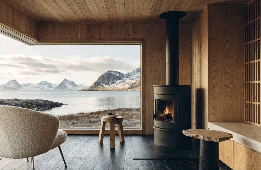 Gemütliches Rorbuer-Interieur mit Fjordblick