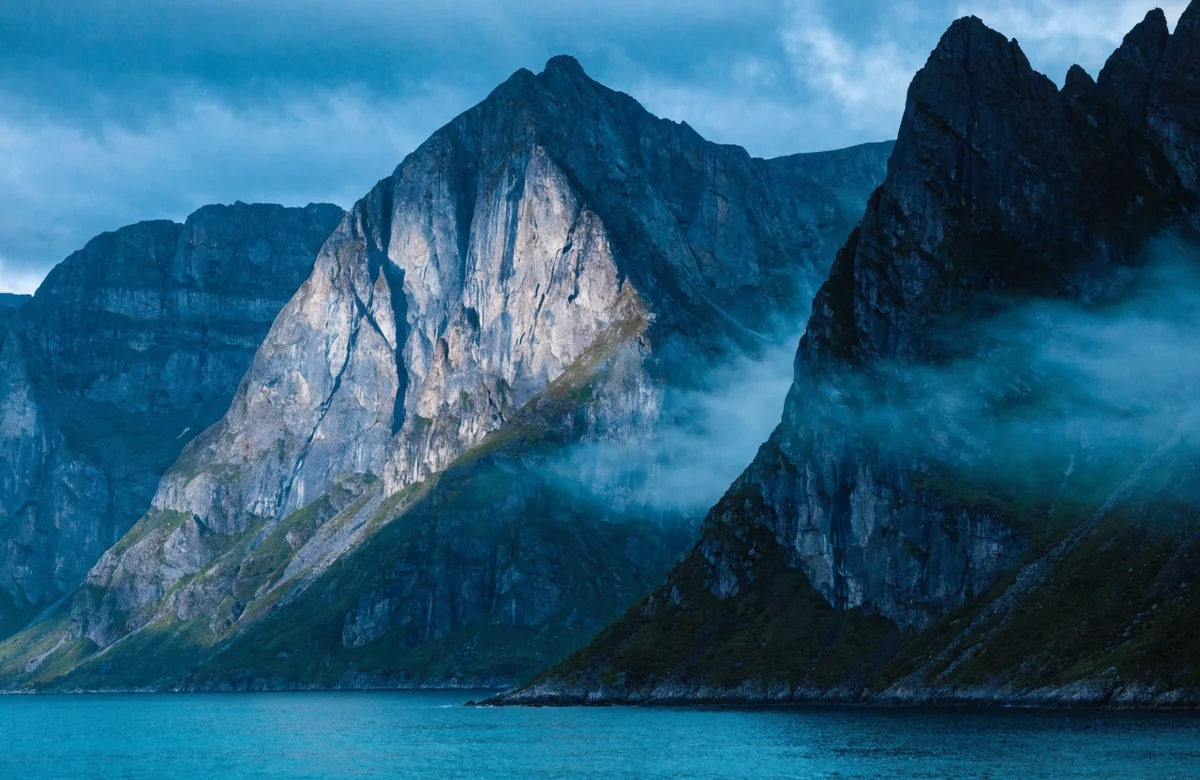 Gipfel und Fjord der Lofoten